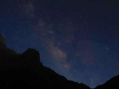 白天看见流星，意味着什么？（珍贵的奇遇与神秘的象征）